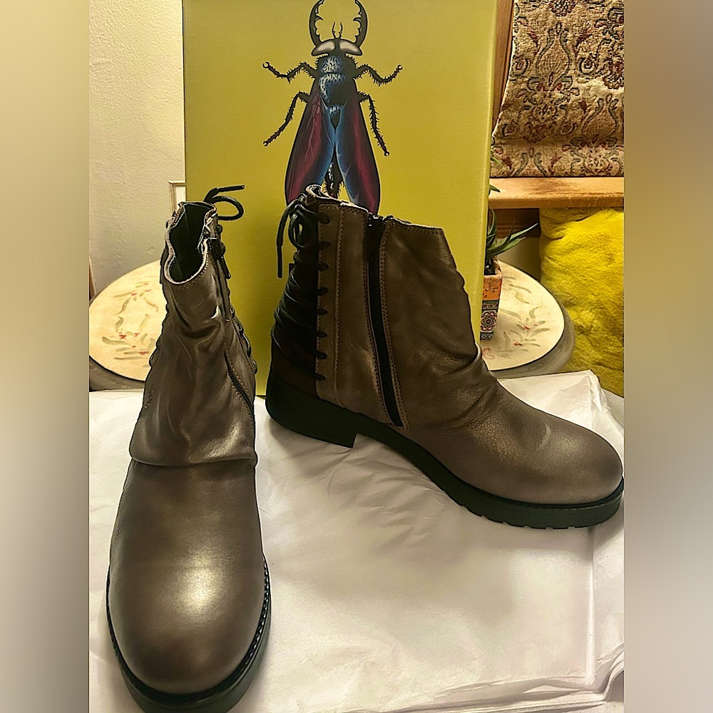 NIB FLY LONDON Bust487Fly Grey/Ground Leather Ankle Zip Boot Size 8.5M/39